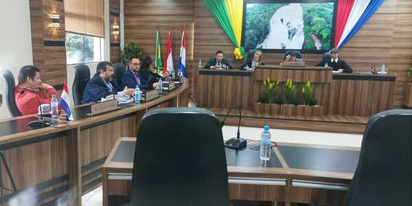 Funcionarios de la comuna franqueña no perciben sus salarios a consecuencia de pésima gestión - La Clave