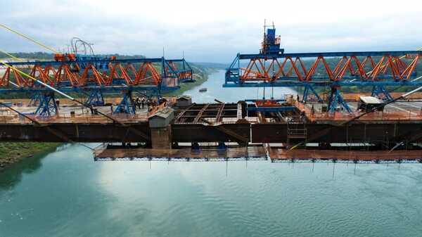 Se unieron hoy ambos lados del Puente de la Integración, tras montaje de la dovela central