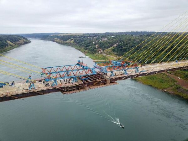 Colocan la última estructura metálica del Puente de la Integración - ABC en el Este - ABC Color