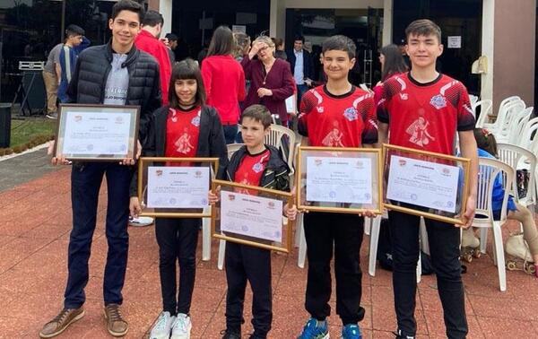 Ovetenses campeones a nivel nacional de Bádminton homenajeados por la Junta Municipal – Prensa 5