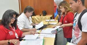 La Nación / Preocupan casos de universitarios egresados que no se insertan laboralmente en su campo