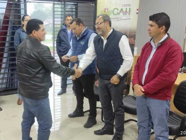 CAH entregó cheque a agricultores del distrito de Alto Verà