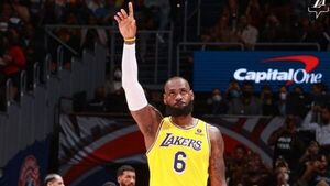 LeBron James renueva con los Lakers por dos años