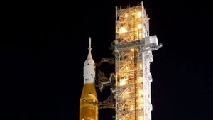 Cohete lunar de la NASA llega a plataforma para primera prueba