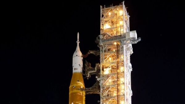 Cohete lunar de la NASA llega a plataforma para primera prueba