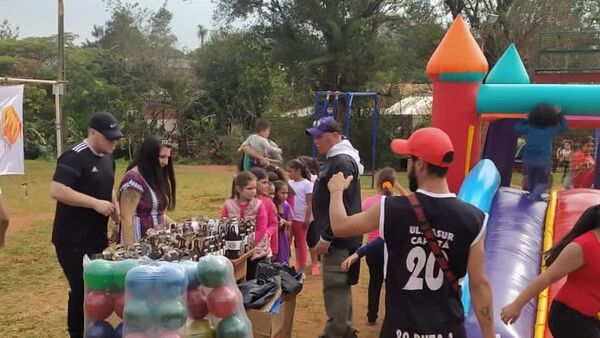 Barras de Olimpia homenajearon a niños por su día en Capiatá