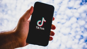 Víctima de reto de Tik Tok: adolescente quedó sorda por explosión de bomba casera