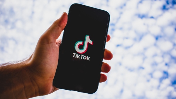 Víctima de reto de Tik Tok: adolescente quedó sorda por explosión de bomba casera