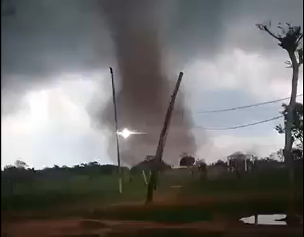 Diario HOY | Tornado azota a Caaguazú y deja destrozos a su paso