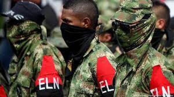 El ELN deja en libertad a cinco soldados y un policía que secuestró en Colombia