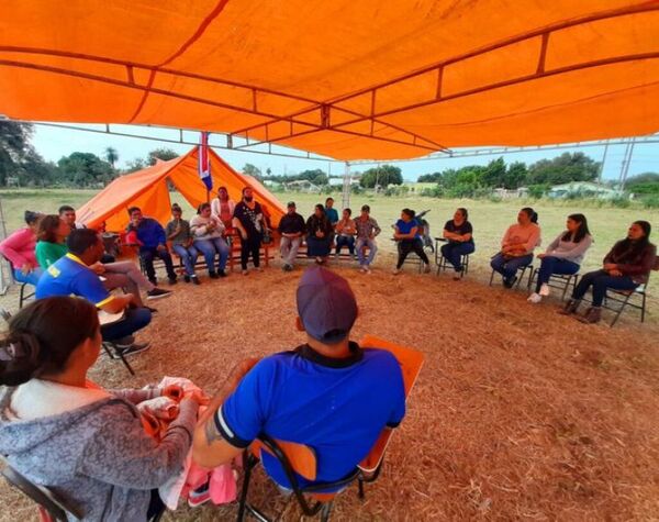 Padres de una escuela de Vallemi cumplen 20 días de movilización