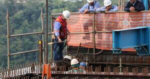 La Nación / Puente de Integración: colocan última dovela que unió ambos lados e inicia recta final