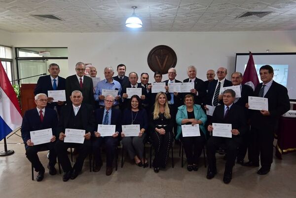 Rinden homenaje a médicos veterinarios de 1970 - Nacionales - ABC Color