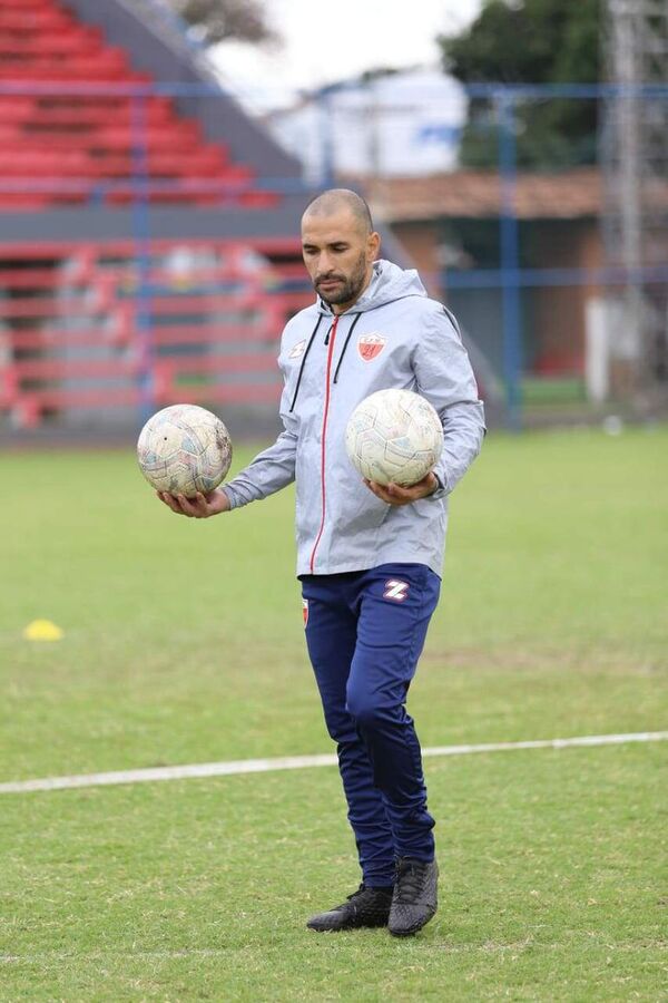 Un técnico aquí otro allá en la Intermedia - Fútbol - ABC Color