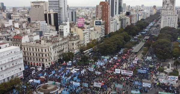 La Nación / Marchas y contra marchas en una Argentina en crisis