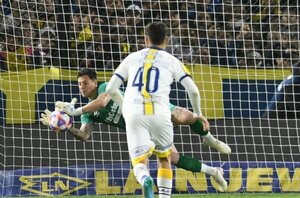 Gaspar Servio en kurepilandia: falló y atajó un penal (VIDEO)