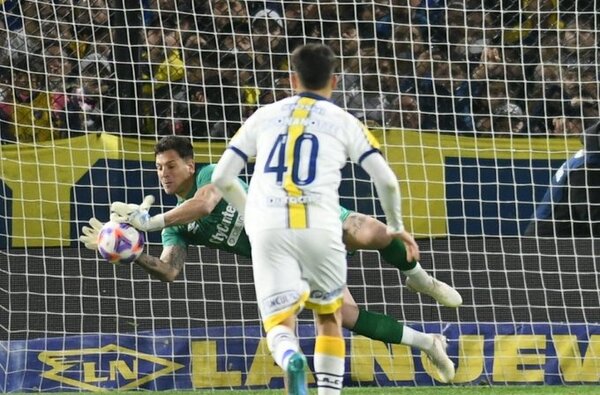 Gaspar Servio en kurepilandia: falló y atajó un penal (VIDEO)