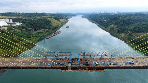 PUENTE DE LA INTEGRACIÓN CON BRASIL CULMINA MONTAJE DEL TRAMO CENTRAL