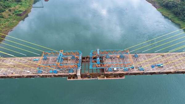 Diario HOY | Ya se unieron ambos extremos del Puente de la Integración Paraguay-Brasil