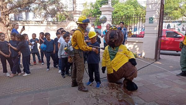 Campaña #NoEnciendasUnaTragedia llega a estudiantes de colegio capitalino