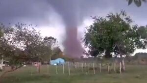 SEN asiste a familias afectadas por el tornado en San Joaquín