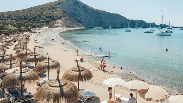 Cala Jondal, la playa de moda y más exclusiva de Ibiza | Turismo | 5Días