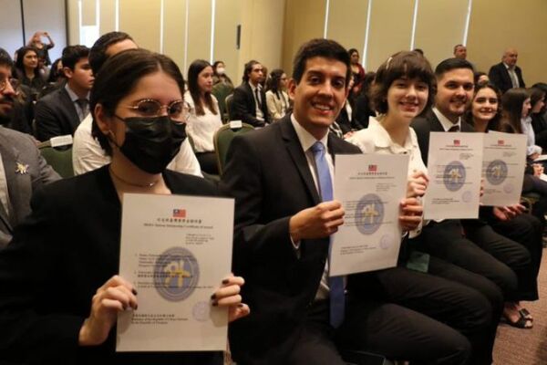 Taiwán entregó becas a 55 estudiantes paraguayos para realizar estudios en el exterior