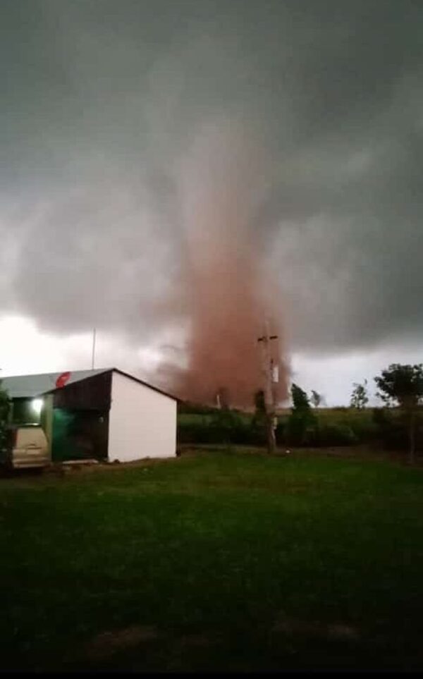 Brindan asistencia de emergencia a familias afectadas por tornado en San Joaquín