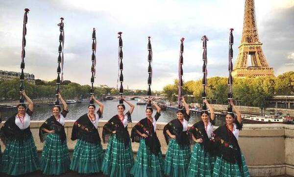 Crónica / [GALERÍA] ¡Pararon el tráfico de París con torres de botellas!