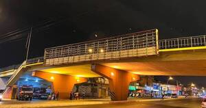 La Nación / Retiran carteles sin habilitación municipal del viaducto de Gral. Santos