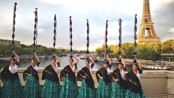 Ballet paraguayo paró el tránsito en París con polka