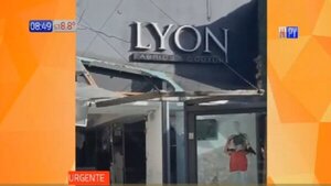 Conductor presuntamente alcoholizado impactó contra una tienda de Asunción | Noticias Paraguay