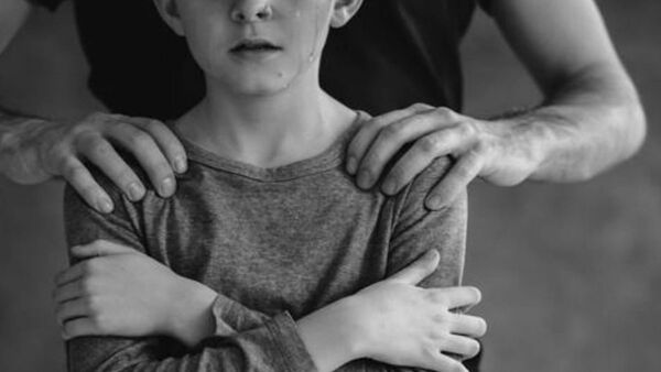Dejaba que su hijo sea abusado a cambio de víveres