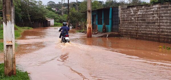 Viviendas inundadas tras lluvia en CDE - ABC en el Este - ABC Color