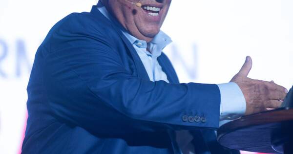 La Nación / John Maxwell instaló una escalera motivacional para que las personas alcancen su potencial en Paraguay