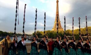 ¡Paraguayos pararon todo en Paris con el baile de la botella!
