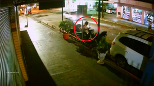 Hurtan motocicleta de una joven en el microcentro de Encarnación
