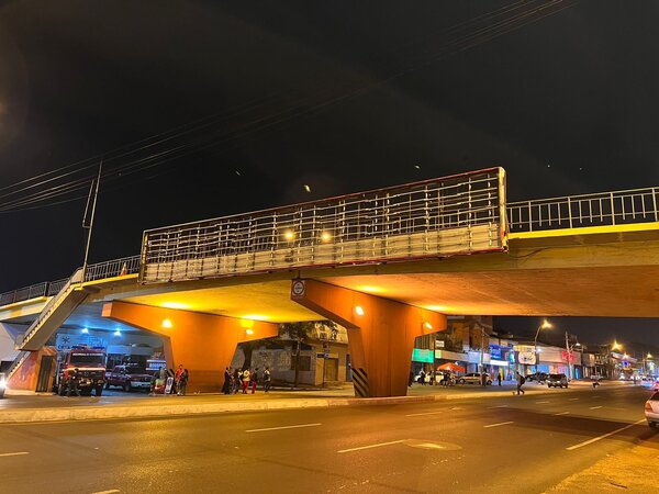 Diario HOY | Retiran gigantesco cartel que no contaba con permiso municipal en Asunción