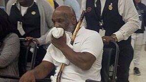 Mike Tyson, en silla de ruedas y con bastón, enciende alarmas