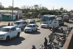 Funcionarios de la INC bloquean ruta exigiendo cumplimiento de ley laboral