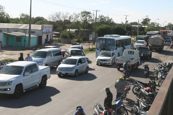 Funcionarios de la INC bloquean ruta exigiendo cumplimiento de ley laboral