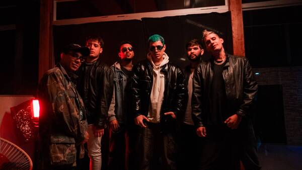 Crónica / [VIDEO] "Caja blanda" lanzó su nuevo videoclip con tema bien sensual