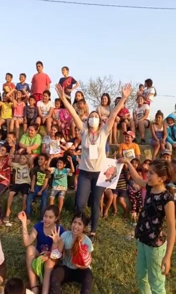 Niña de 5 años sacrificó sus ahorros para llevar golosinas y regalitos a Cateura - Nacionales - ABC Color