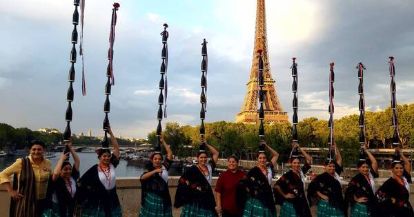 La Nación / Artistas paraguayos hacen vibrar las calles de París