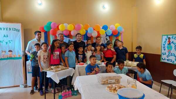 Salvador Cabañas llevó regalos a niños de comunidades chaqueñas