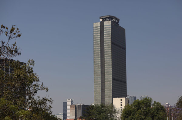 Pemex y sus trabajadores acuerdan incremento salarial del 4 % - MarketData