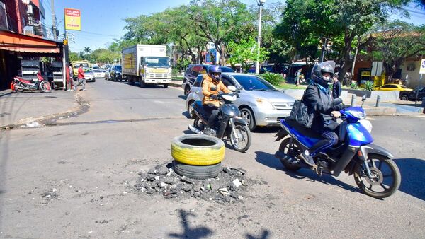 Pobladores de Luque deben tapar los baches por inacción de Comuna