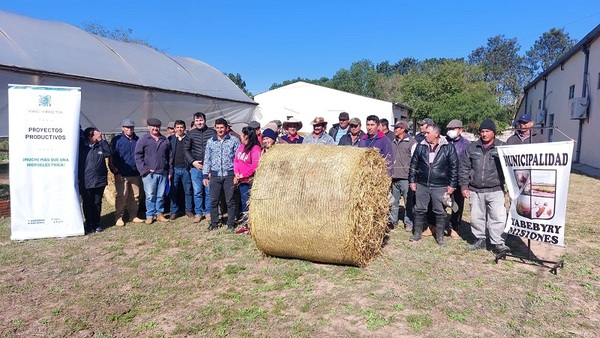 Más de 100.000 kilos de forraje distribuyen a pequeños ganaderos de Yabebyry