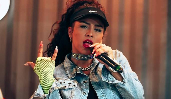 Crónica / Cantante va festejar su cumple cantando en la "cacerolita"
