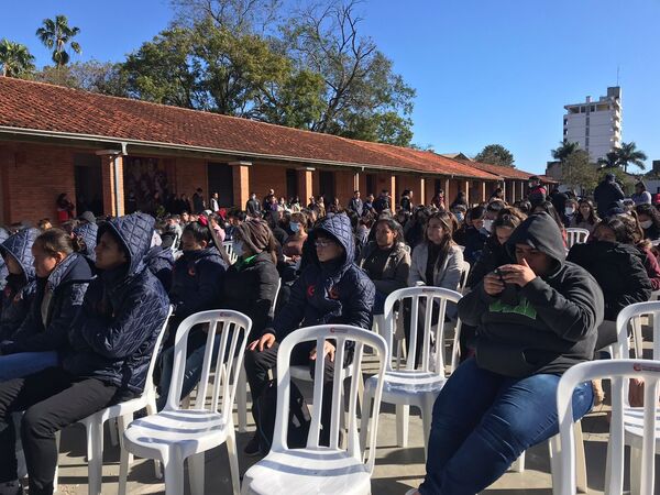 Municipio entregó primer aporte económico a 237 universitarios encarnacenos